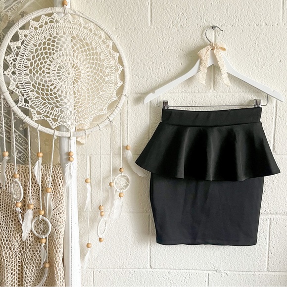 2B Bebe Ruffle Mini Black Pencil Skirt - Picture 2 of 9
